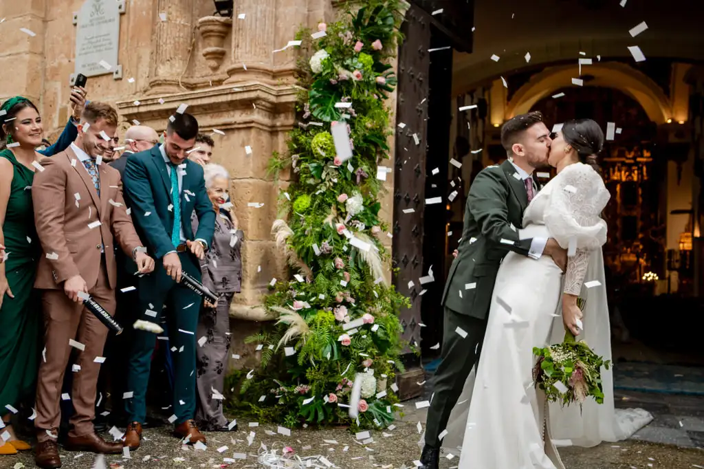 recienc casados besandose igleia